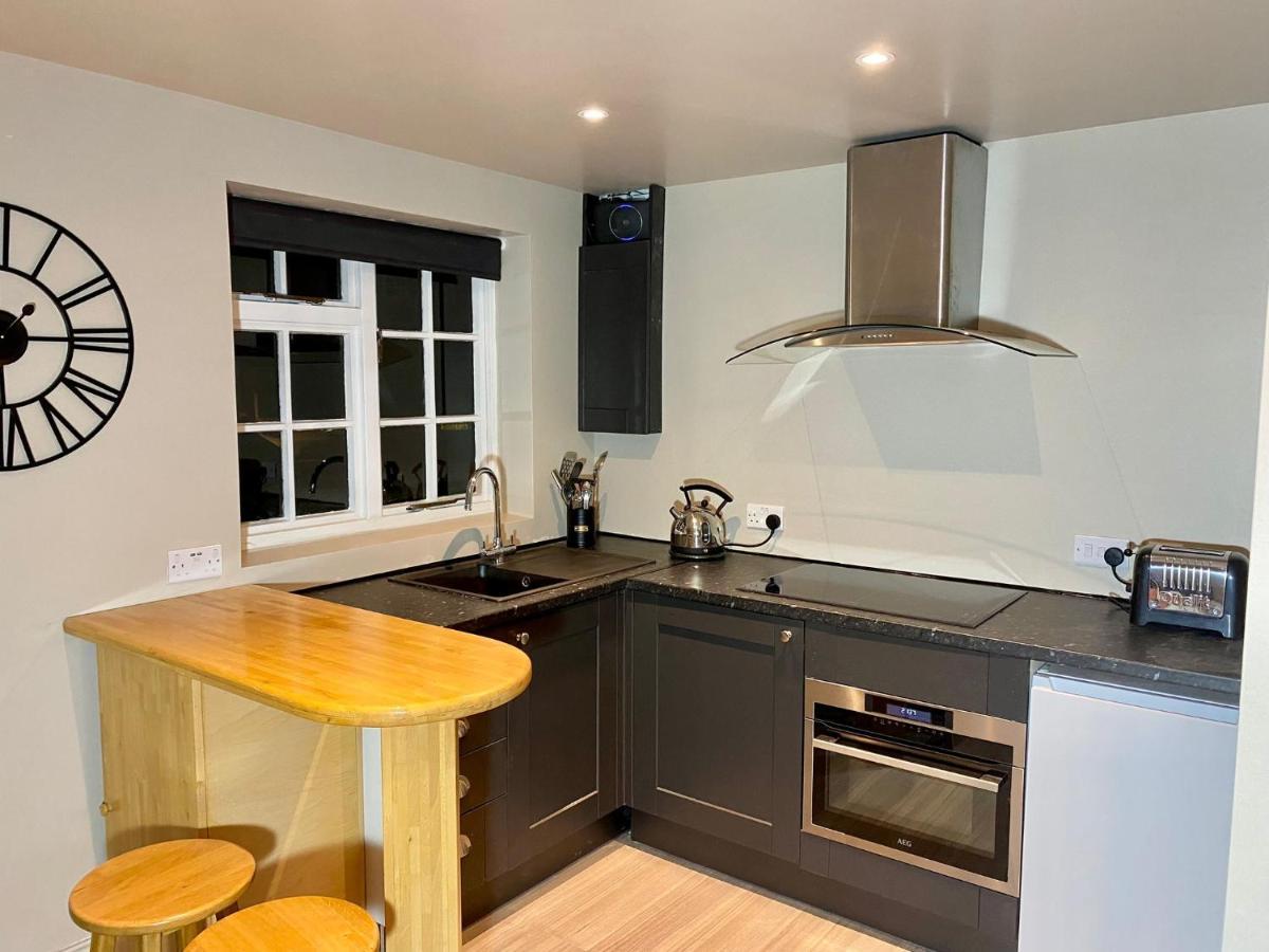 Well Cottage: A Cotswold Cottage At The Heart Of The Village Of Crudwell Esterno foto