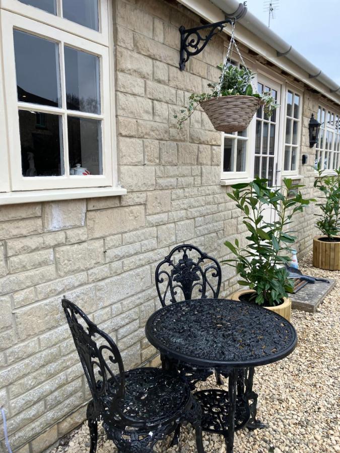Well Cottage: A Cotswold Cottage At The Heart Of The Village Of Crudwell Esterno foto