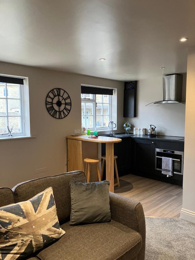 Well Cottage: A Cotswold Cottage At The Heart Of The Village Of Crudwell Esterno foto